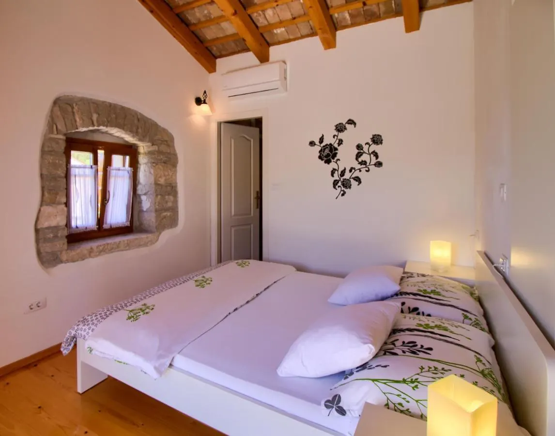 Villa Taki With Private Pool Near Rovinj 坎法奈尔 度假居