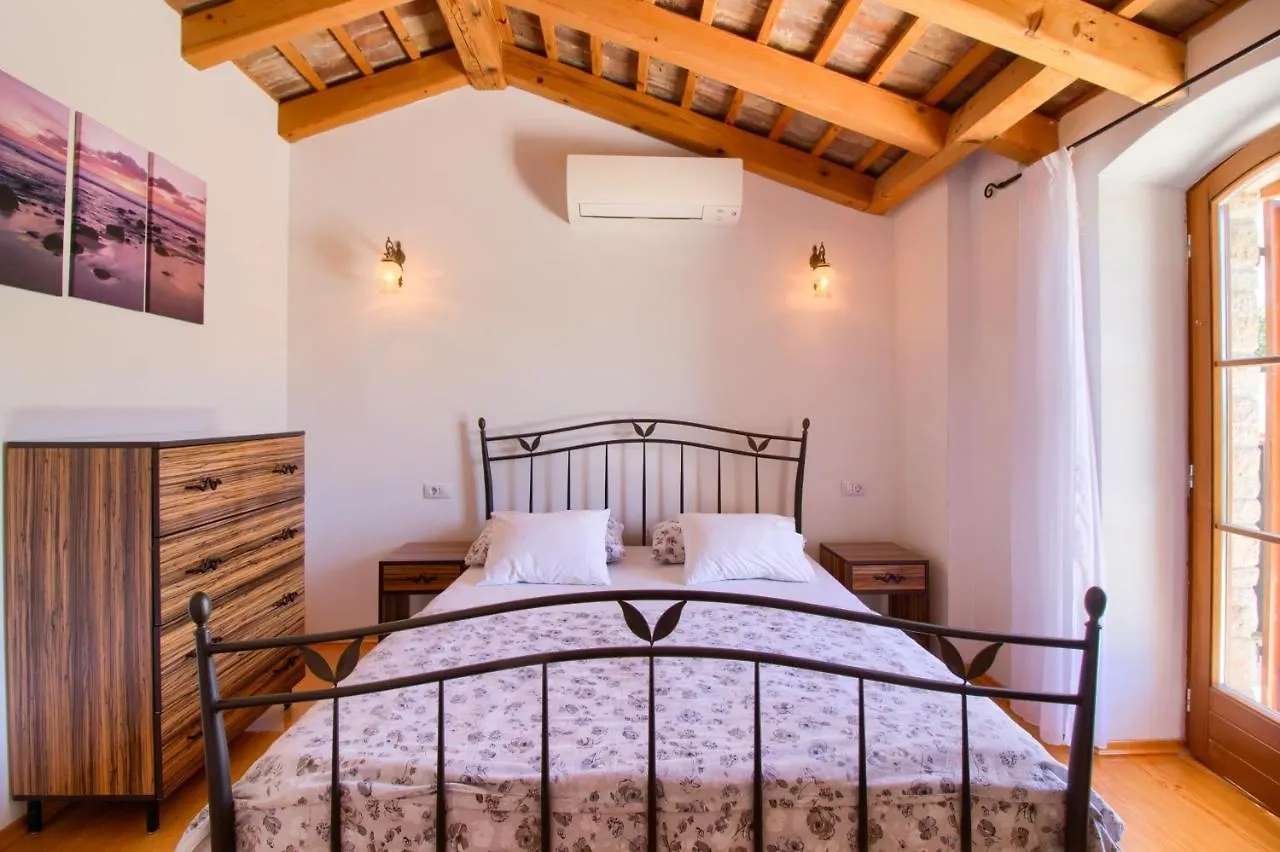 Villa Taki With Private Pool Near Rovinj 坎法奈尔 度假居